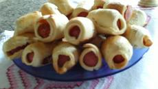 Enroladinho de bacon com ameixa