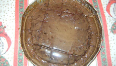 Bolo caseiro de chocolate com calda.