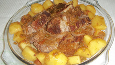 Lagarto assado na pressão com batatas