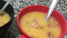 Sopa de mandioca com linguiça