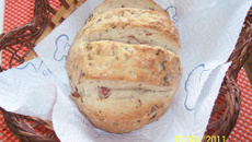 Pãozinho italiano caseiro com salame, azeitonas e ervas frescas