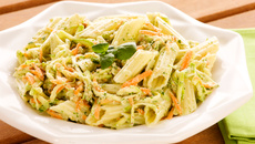 Salada de penne com pesto de rúcula