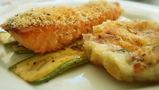 Salmão em crosta de ervas, sobre cama de legumes e bolacha de batata com bacon