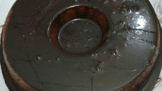 Pudim com calda de chocolate