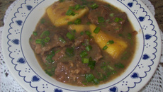 Músculo com mandioca e creme de cebola