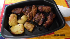 Costela de porco assada com aipim do Lúcio Cezar