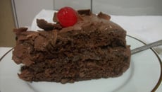 Pão de ló de chocolate com recheio e cobertura