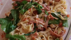 Macarrão com rúcula, frango e queijo