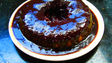 Bolo sem ovos com calda instantânea de chocolate