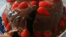 Bolo bombom de morango