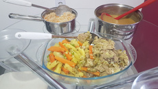 Peixe ao curry com legumes e pirão