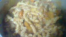 Macarrão com carne e legumes