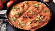 Frango de forno com molho de tomate e requeijão