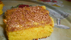 Bolo de cenoura com cobertura de doce de leite