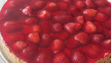 Torta de morango com biscoito de maizena