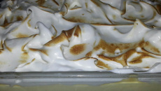 Torta gelada de maracujá, com cookies e merengue - Calazans