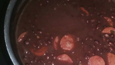 Feijão com linguiça de churrasco