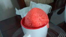 Bolo de caneca de morangos