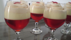 Taças de gelatina com creme e chantily