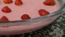 Gelatina cremosa com morangos