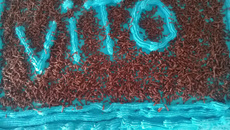 Bolo de chocolate com recheio de brigadeiro e coberto com chantilly