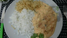 Estrogonofe de camarão com requeijão