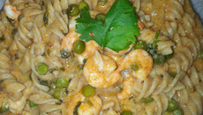 Macarrão com camarão na panela de pressão