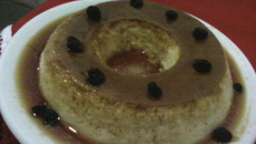 Pudim de leite com calda de uva passa