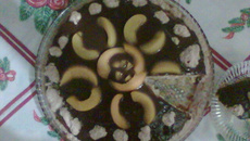 Bolo de pêssego com cobertura de chocolate