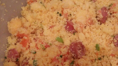 Farofa de cuscuz com calabresa