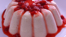 Manjar low carb com cobertura de morango da Nanda