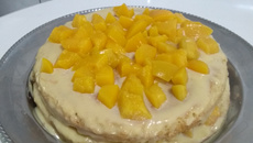 Bolo de Pêssego com brigadeiro de leite em pó