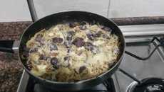 Macarrão integral com legumes e carne