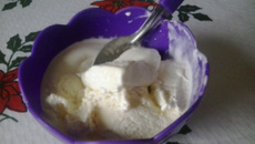 Sorvete cremoso de leite condensado