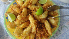 Camarão envolto na batata inglesa