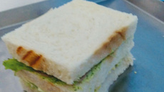 Mustard sandwich (sanduíche de mostarda com mel)