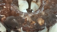 Pudim de sorvete com calda de chocolate