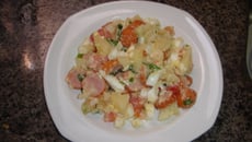 Salada de batatas com salsichas