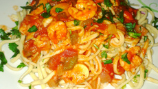 Macarrão com camarão e cogumelos 