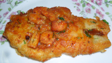 Filé de pescada empanada ao molho de camarão