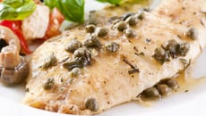 Filé de tilápia com alcaparras