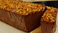 Sorvete de chocolate com pé de moleque