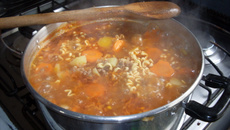 Sopa de carne moída e legumes