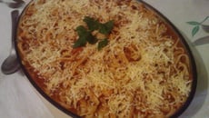 Macarronada com molho vermelho com carne moída