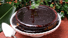 Bolo de açaí com calda de chocolate
