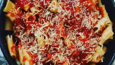 Rigatoni com presunto e queijo