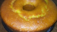 Bolo de cenoura com calda de laranja