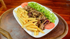 Bife acebolado com batata frita