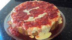 Bolo mesclado com calda de morango