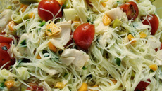 Salada de Bifum (macarrão de arroz)